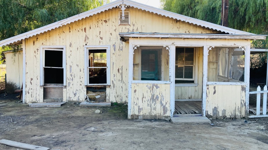 An old house with peeling paint that was used as the facade for the made-for-tv movie of Green Acres.